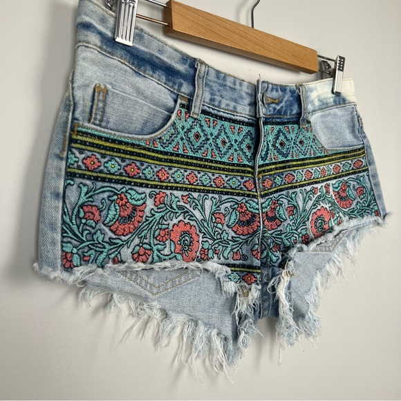 Billabong Denim Shorts Embroidered Floral Frayed Low Beach Festival Size 26 8 - Picture 7 of 15